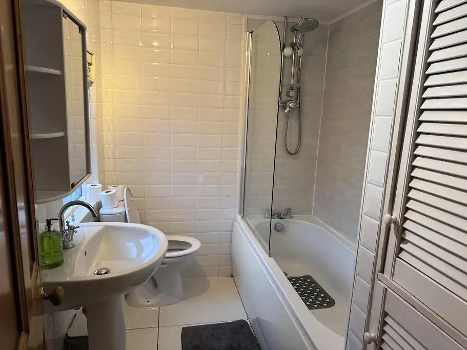 Stylish, Spacious And Central 4 Bedroom House Belfast Holiday home