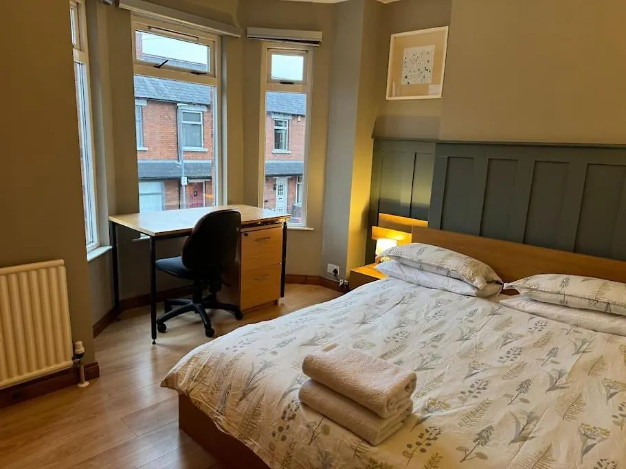 Stylish, Spacious And Central 4 Bedroom House Belfast 0*,